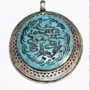 TQA-729 - Pendentif Afghan en TURQUOISE  Intaille calligraphie Coran ou proverbe arabe - 240 carats