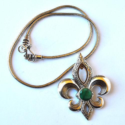 Em 0134 collier pendant fleur de lys emeraude 41gr chaine46cm 1