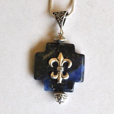 Lpc 040 pendentif chaine croix lapis lazuli 25x25mm 25gr fleur lys 4 