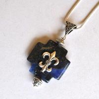 Lpc 040 pendentif chaine croix lapis lazuli 25x25mm 25gr fleur lys 5