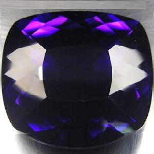 Pta 048c amethyste carree 37x35x18mm 148carats uruguay pierre semi precieuse